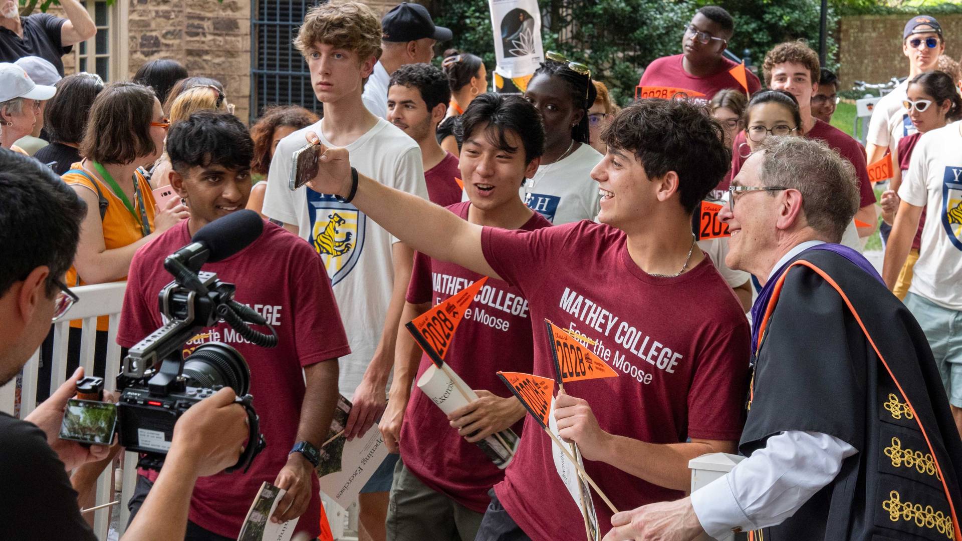President Eisgruber poses for a group selfie with students